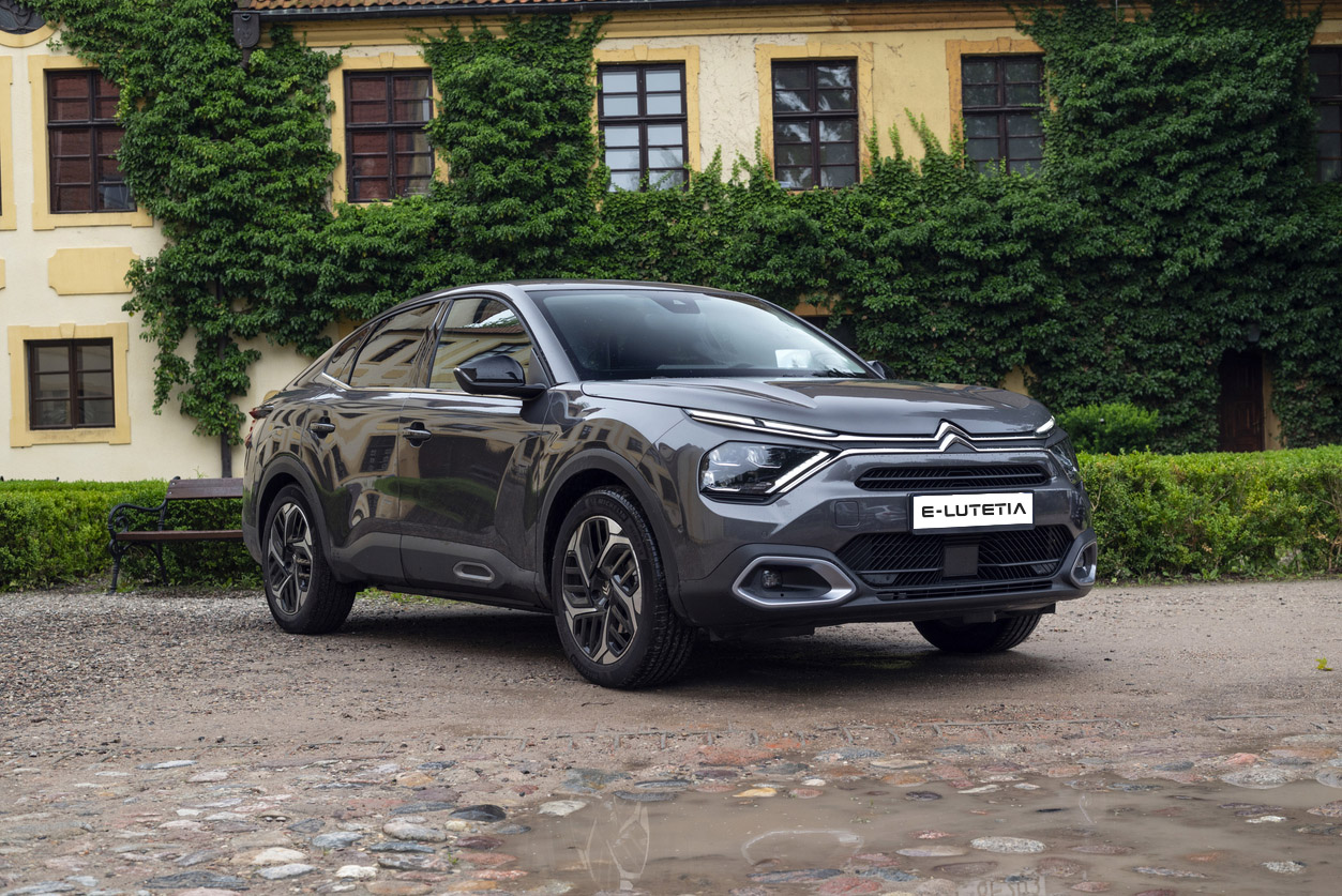 Citroen C4 X voiture électrique idéale pour chauffeurs VTC à Paris ou région parisienne