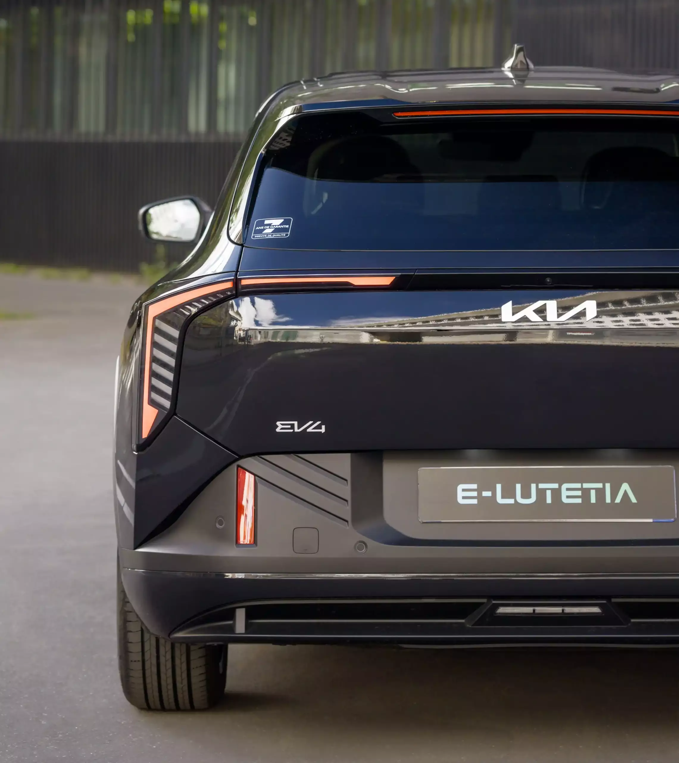 Kia-EV4-vehicule-100%-electrique